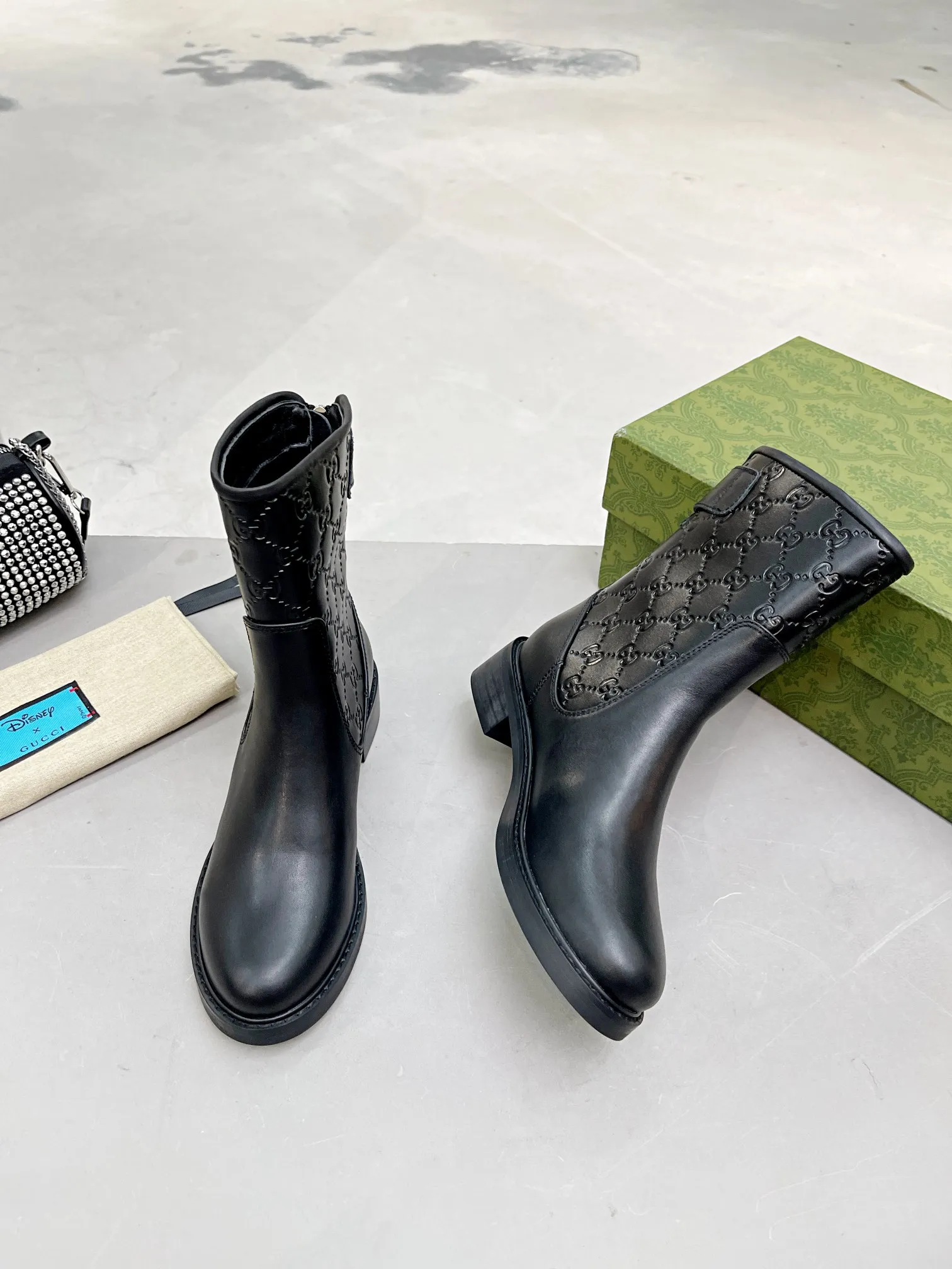 👟👟Ex-factory price 600👟👟 Gucci | Gucci short boots small embossed model ²⁰²¹𝐬𝐬 ⭐️ G home main series classic full cowhide printed embossing original classic never goes out of style 👟👟representative of classic hot style double G embossed As an iconic symbol of the brand with a distinctive style, each logo contains the brand's unique historical heritage and value pursuit, interpreting the fashionable and timeless aesthetic concept with enduring charm. Classic brand logo, brand spirit. ❥Gucci purchasing agent level! Full of high-end feel! This is a popular model among bloggers at home and abroad. It makes your feet look slender. It feels so beautiful on your feet! Upper: Original calfskin Lining: Imported sheepskin lining Outsole: Original molded outsole Shoe shaft height: 25cm Heel height: 4cm Shoe size: 35-39 (34, 40, 41 can be customized) Packaging: Original high-end full set of green packaging